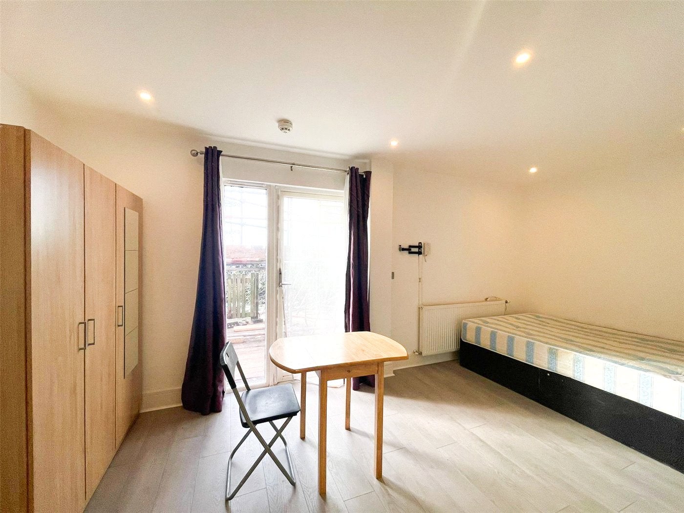 Flat Pinner Road in Greater London