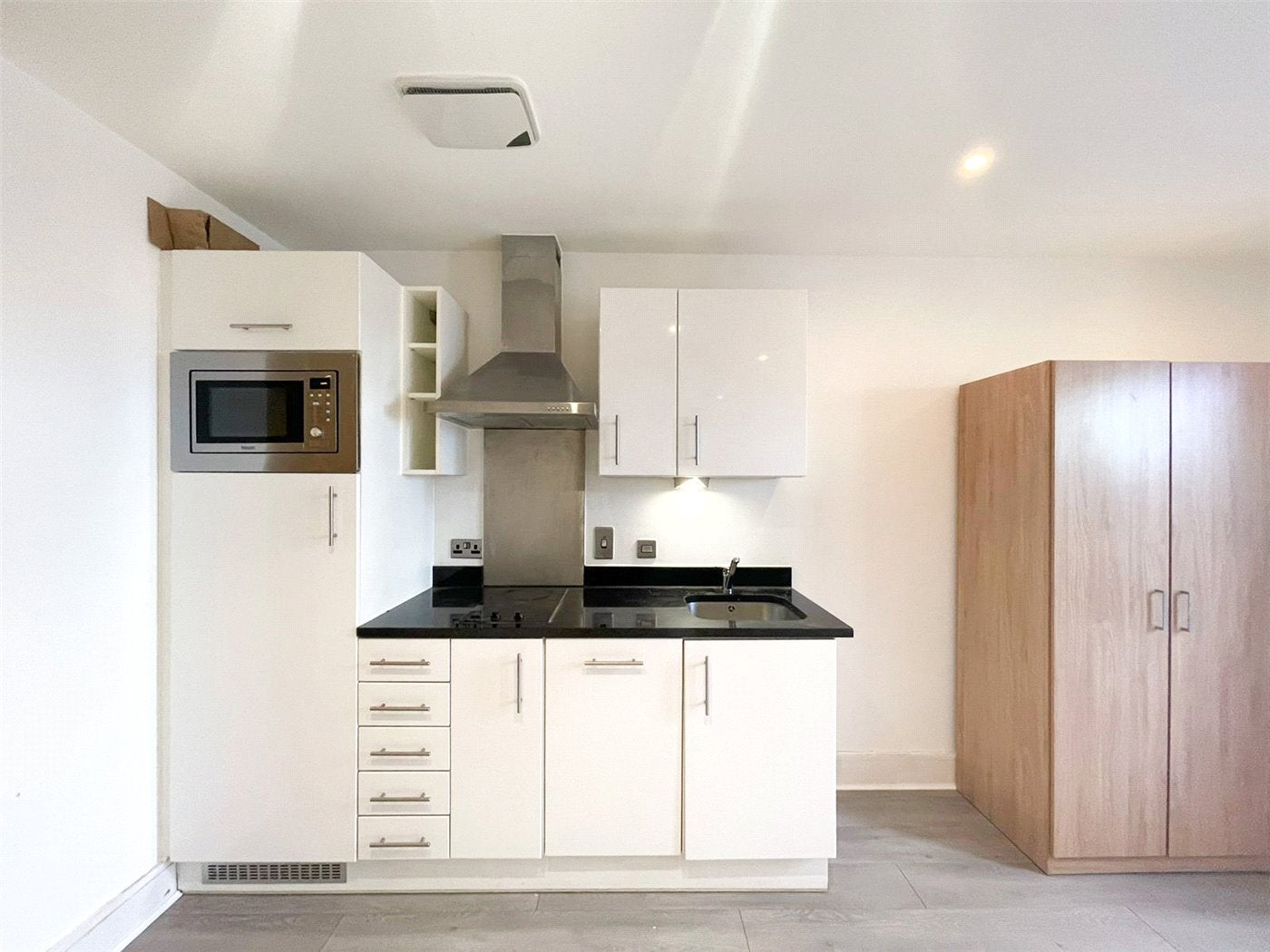 Flat Pinner Road in Greater London