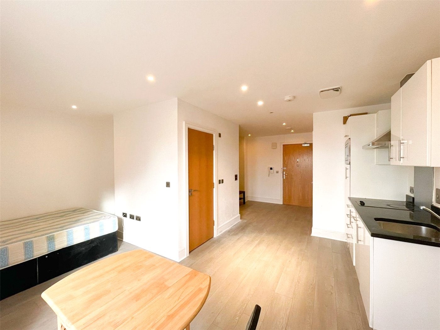 Flat Pinner Road in Greater London