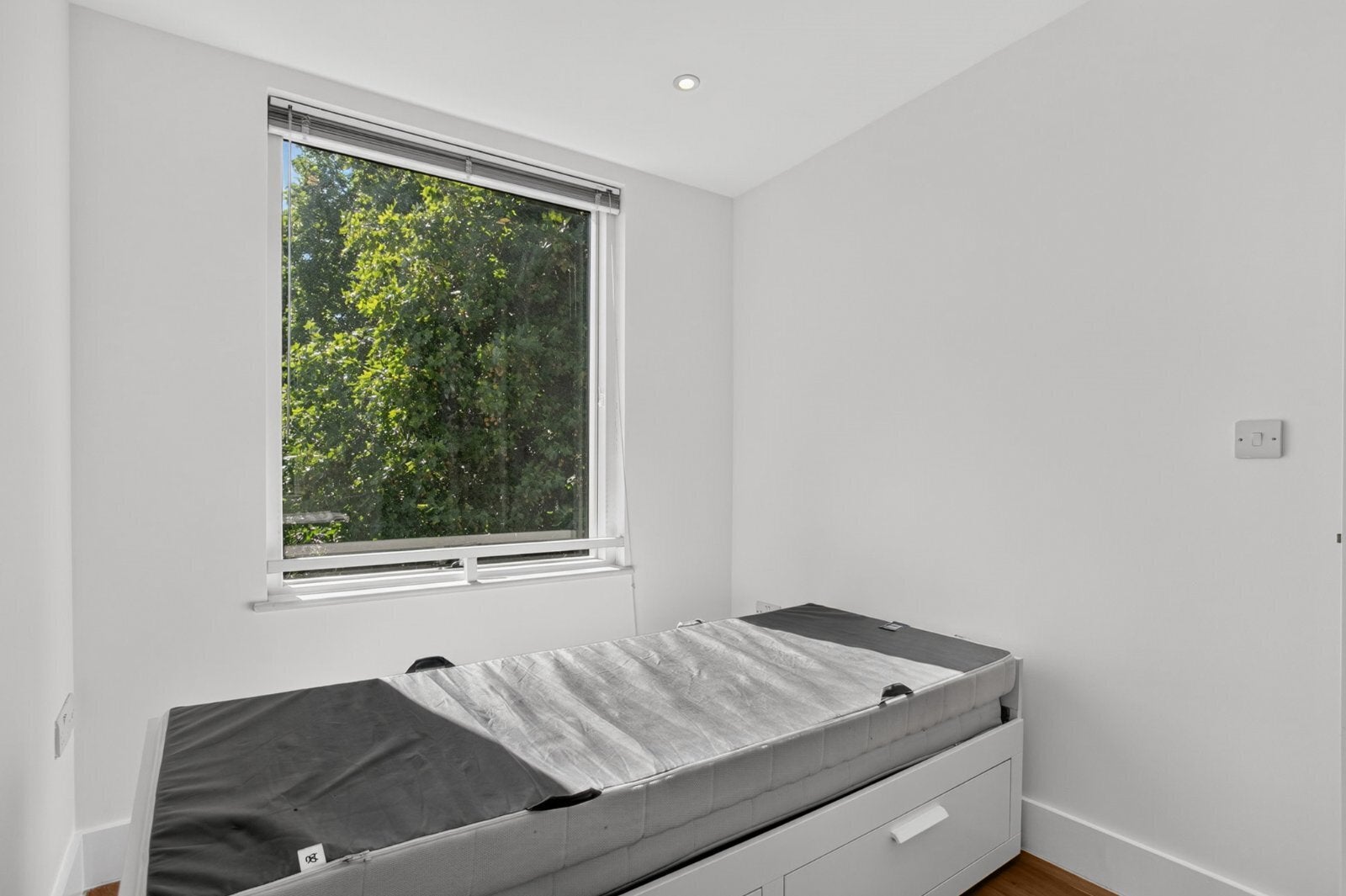Flat Clarendon Cross in Greater London