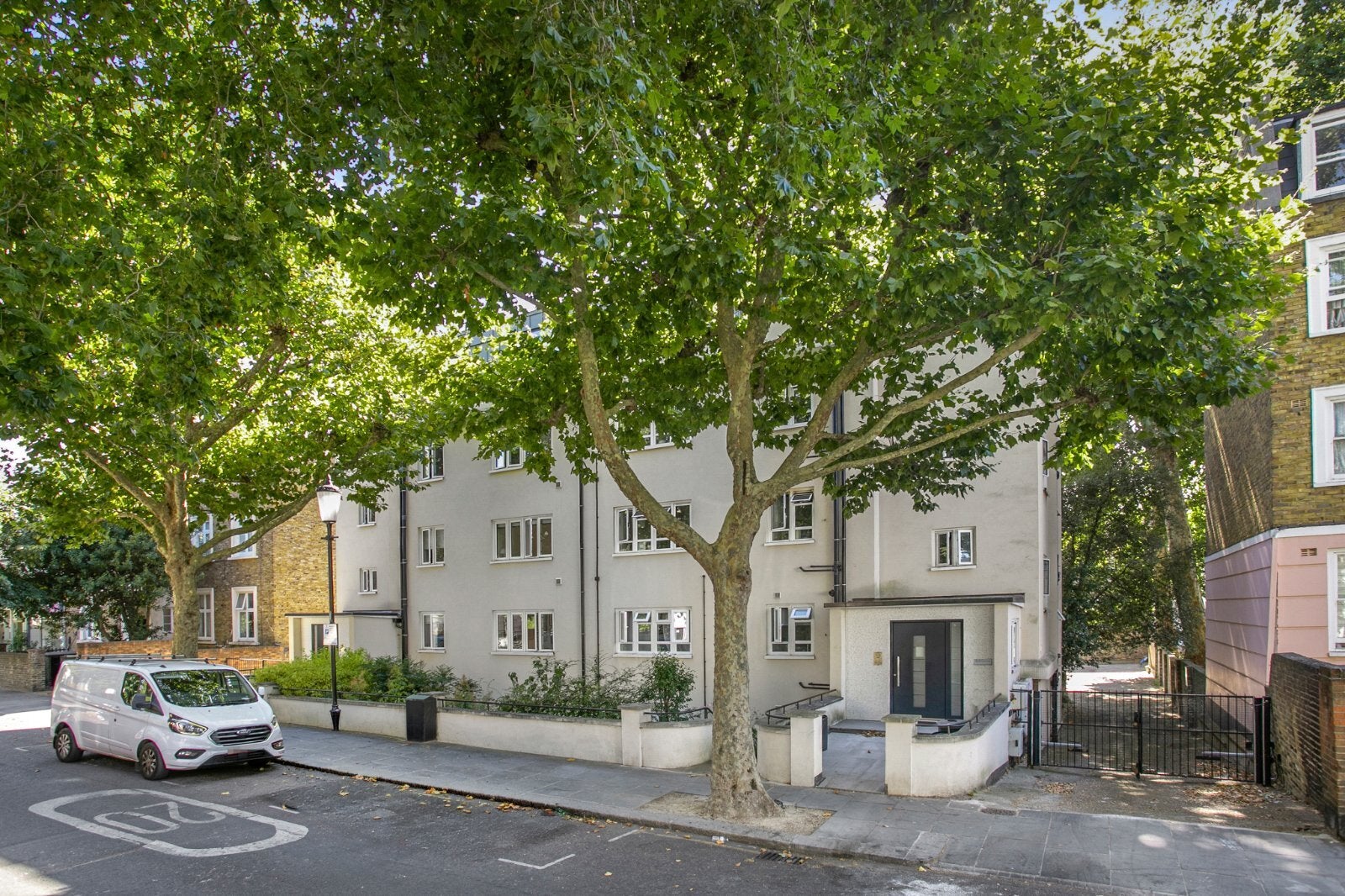 Flat Clarendon Cross in Greater London
