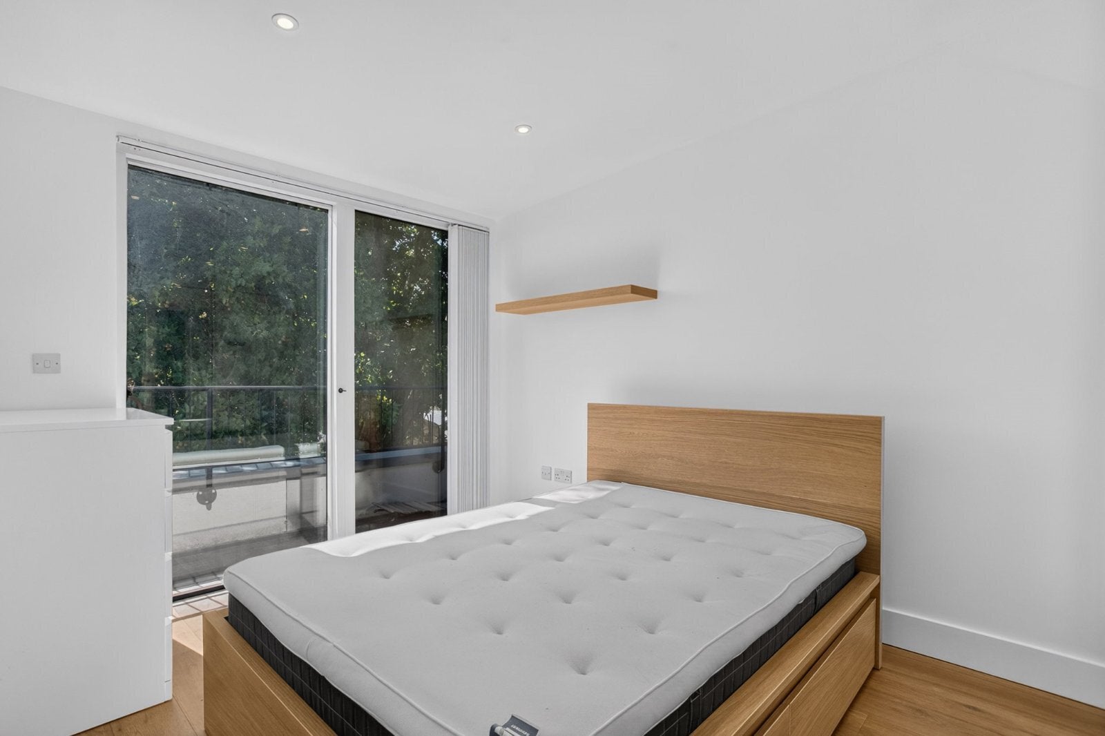 Flat Clarendon Cross in Greater London