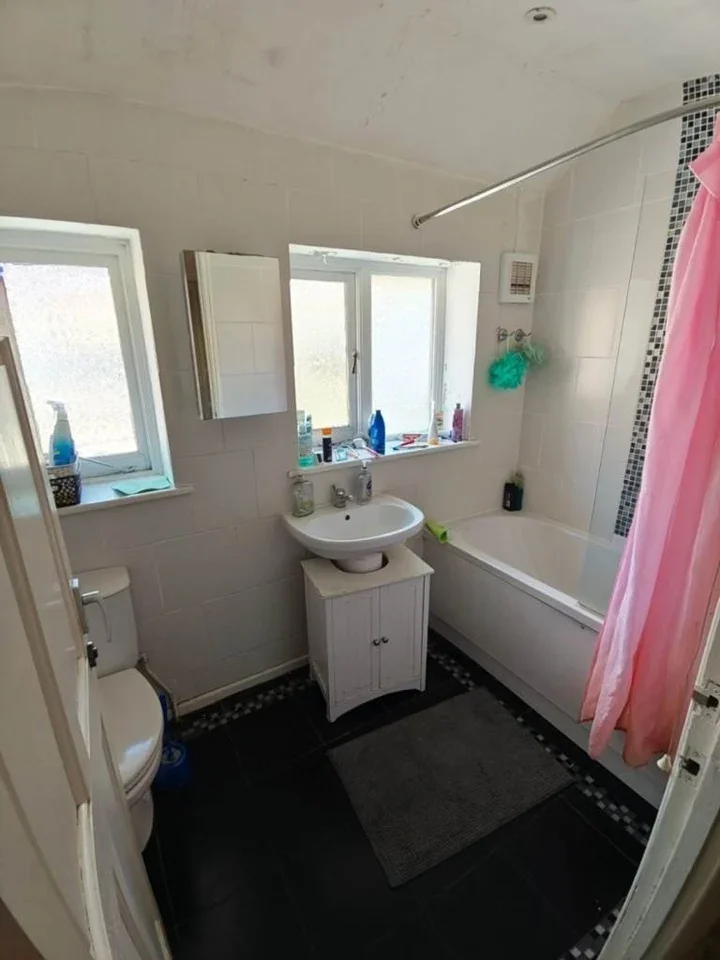 Room Redcar Road in Greater London