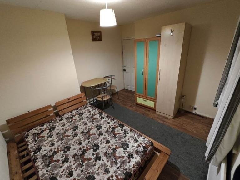 Room Redcar Road in Greater London