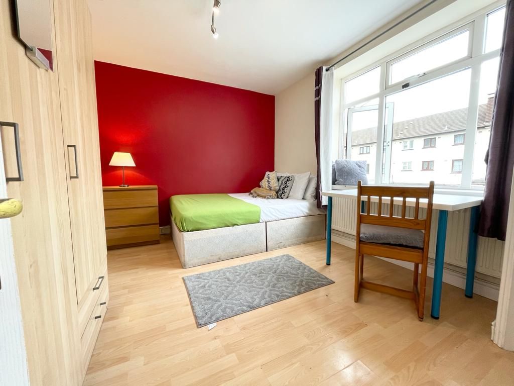 Room Strattondale Street in Greater London