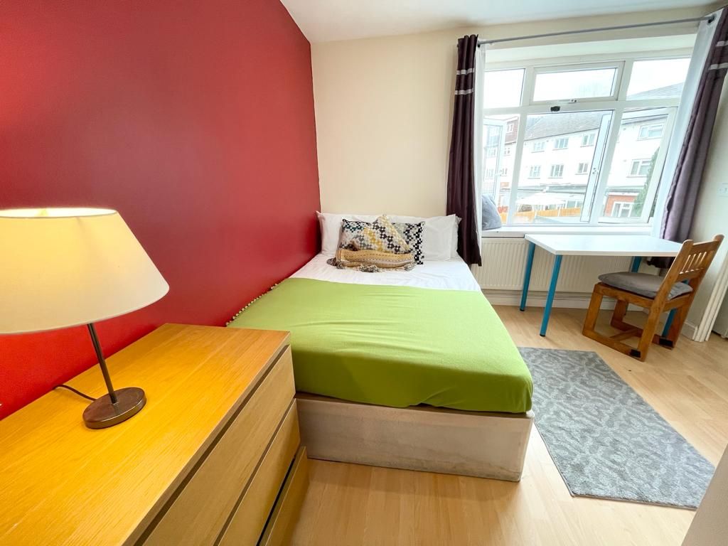 Room Strattondale Street in Greater London