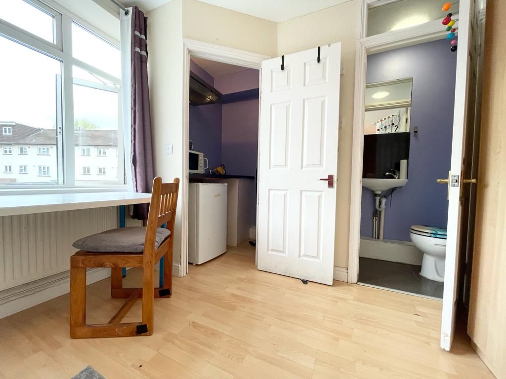 Room Strattondale Street in Greater London