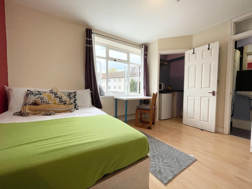 Room Strattondale Street in Greater London