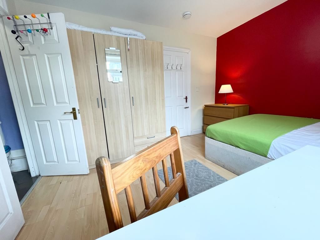 Room Strattondale Street in Greater London