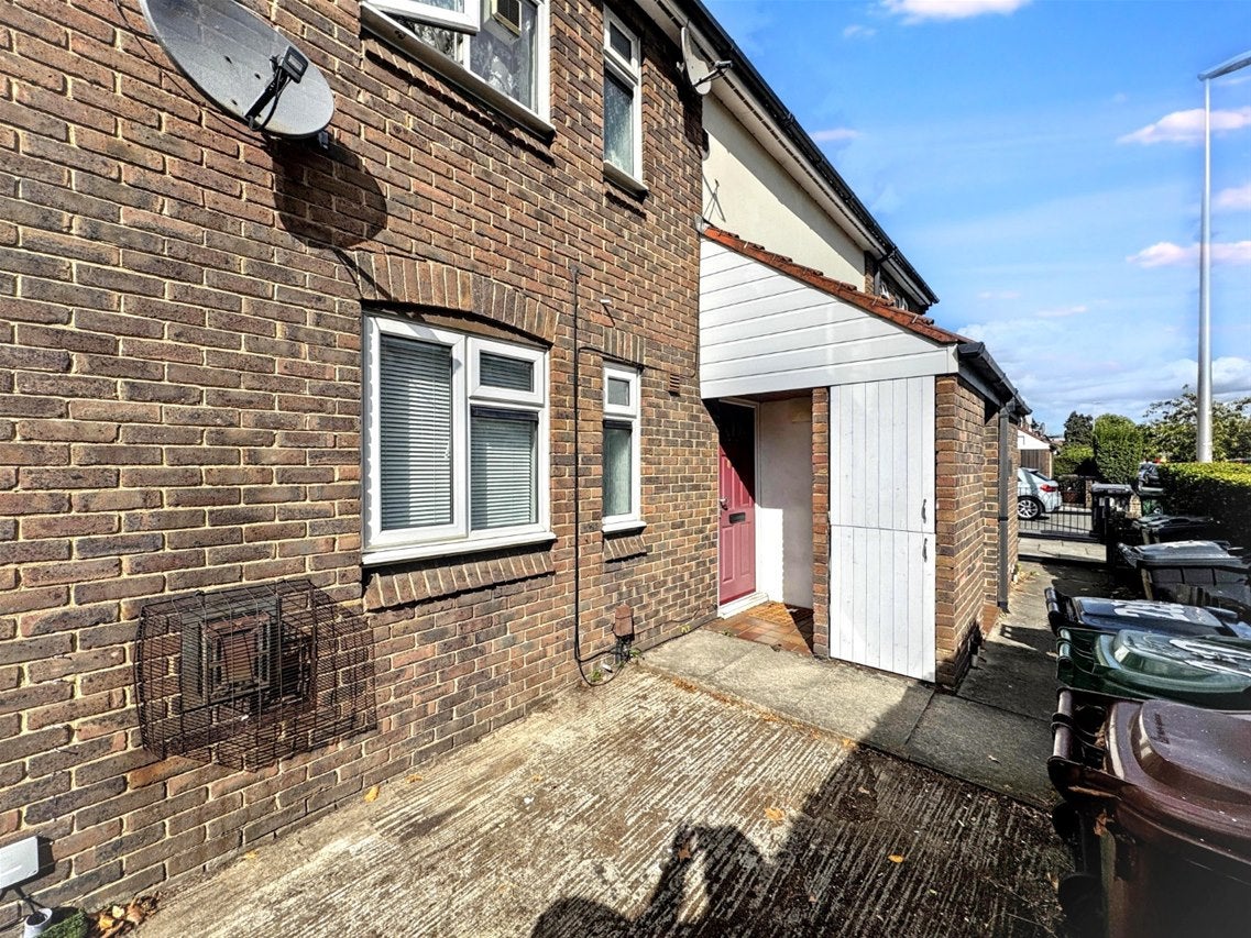 Flat Crownfield Road in London