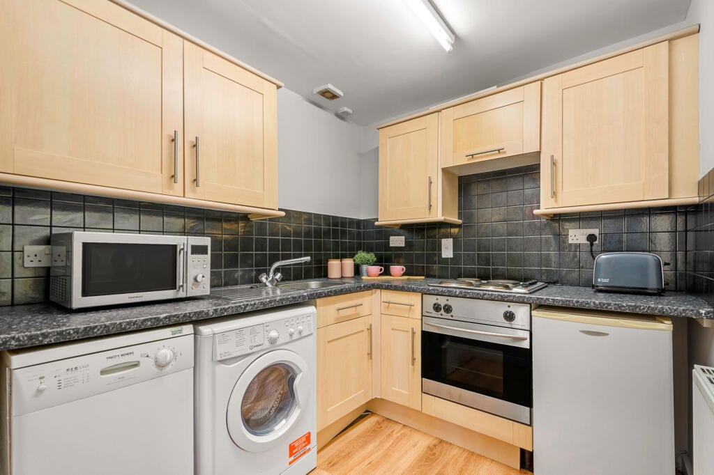 Flat Scarlet Road in Greater London