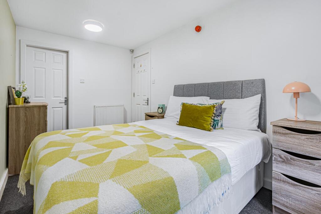 Flat Scarlet Road in Greater London