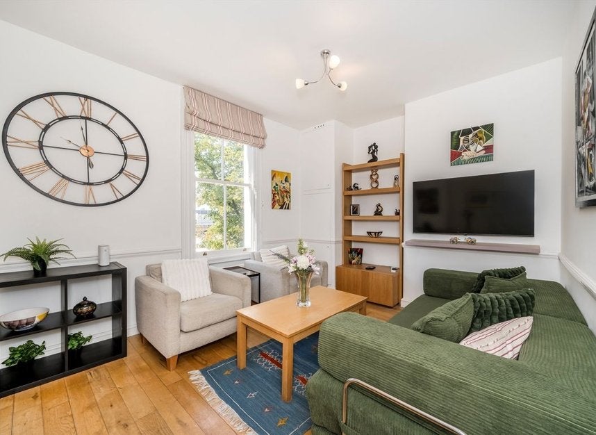 Flat Eardley Crescent in Greater London