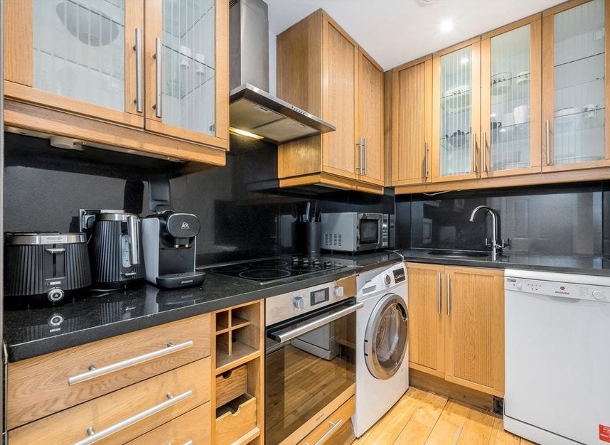 Flat Eardley Crescent in Greater London