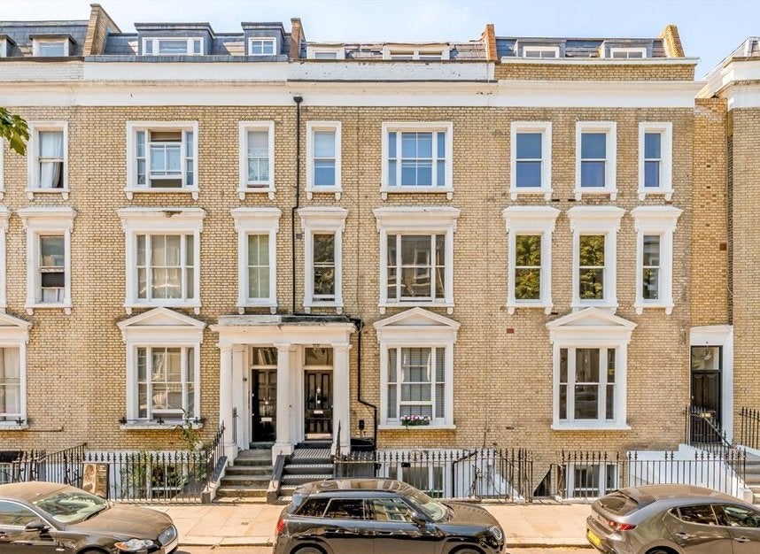 Flat Eardley Crescent in Greater London