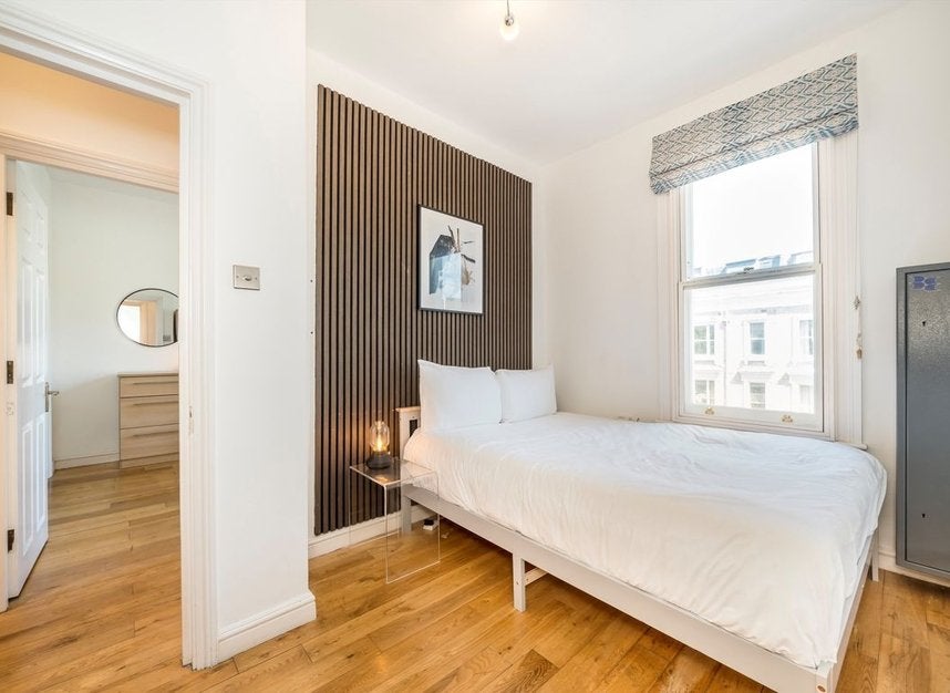 Flat Eardley Crescent in Greater London