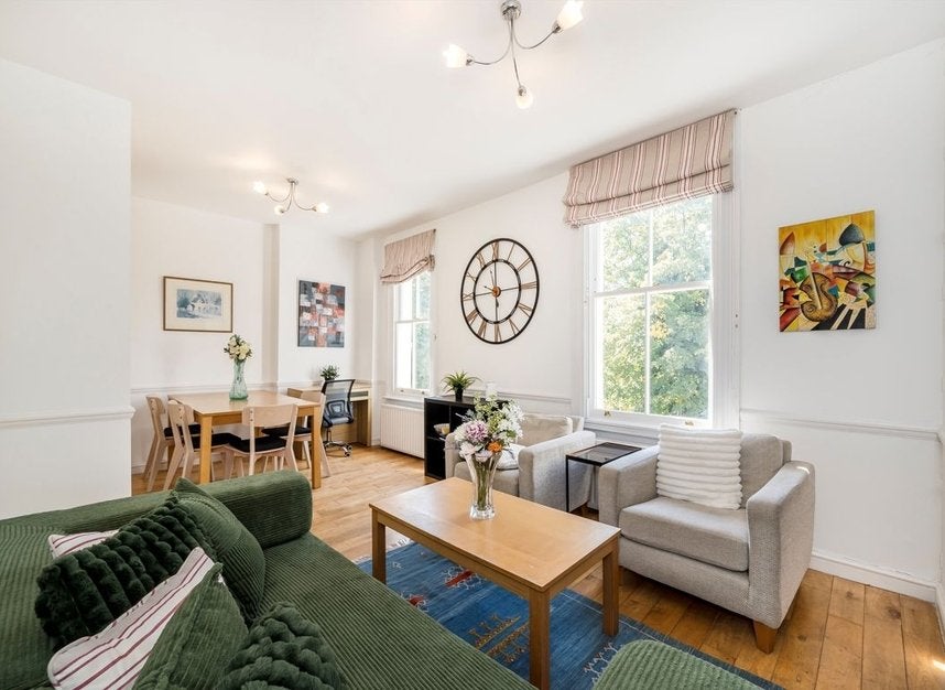 Flat Eardley Crescent in Greater London