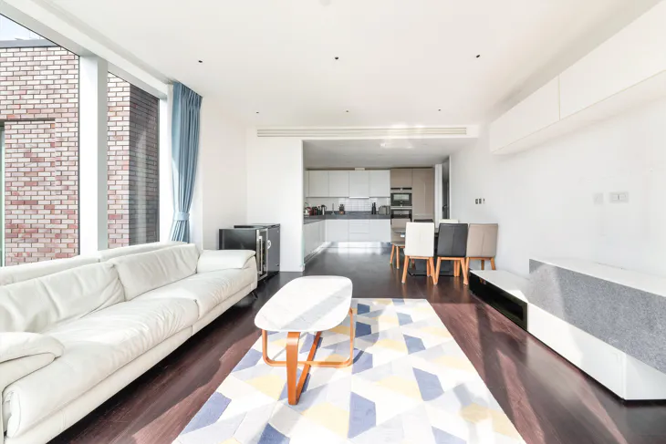 Flat Piazza Walk in Greater London