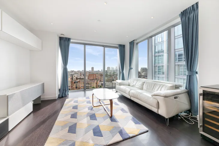 Flat Piazza Walk in Greater London