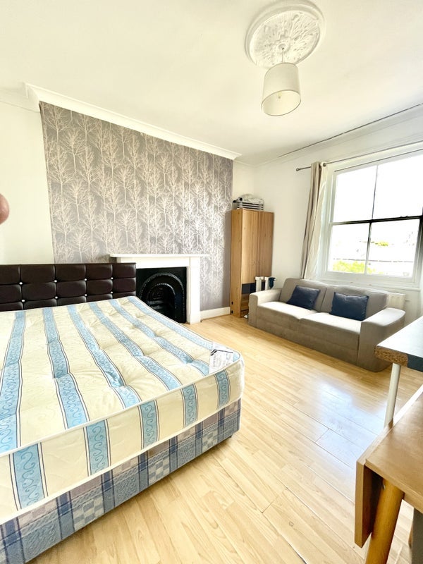 Flat Baron's Court Road in Greater London