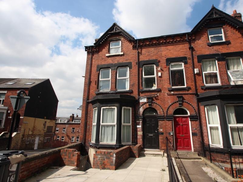 Flat Hyde Park Road in Leeds