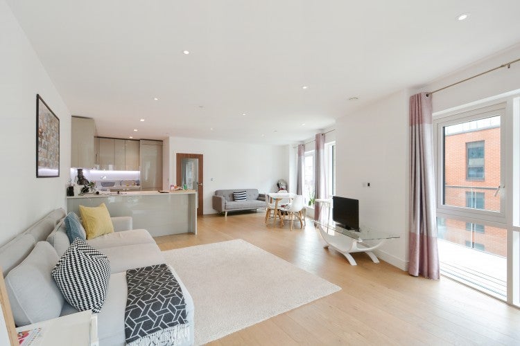 Flat New Broadway in Greater London