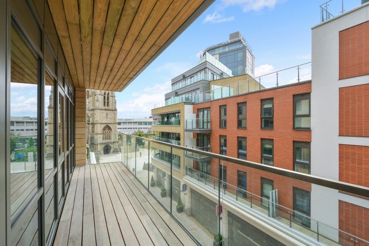 Flat New Broadway in Greater London