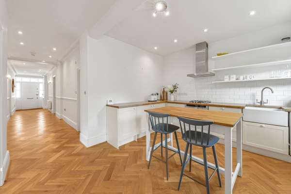 Flat Regent's Park Road in Greater London