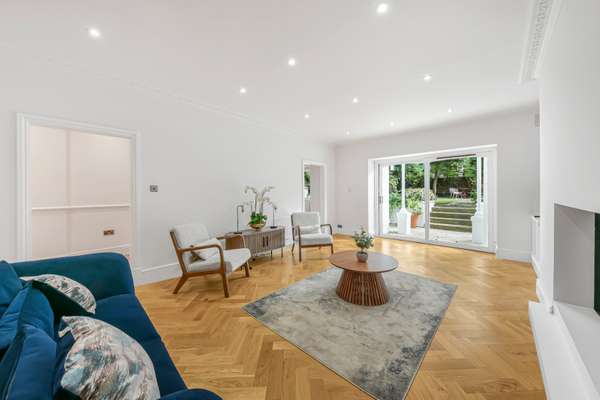 Flat Regent's Park Road in Greater London