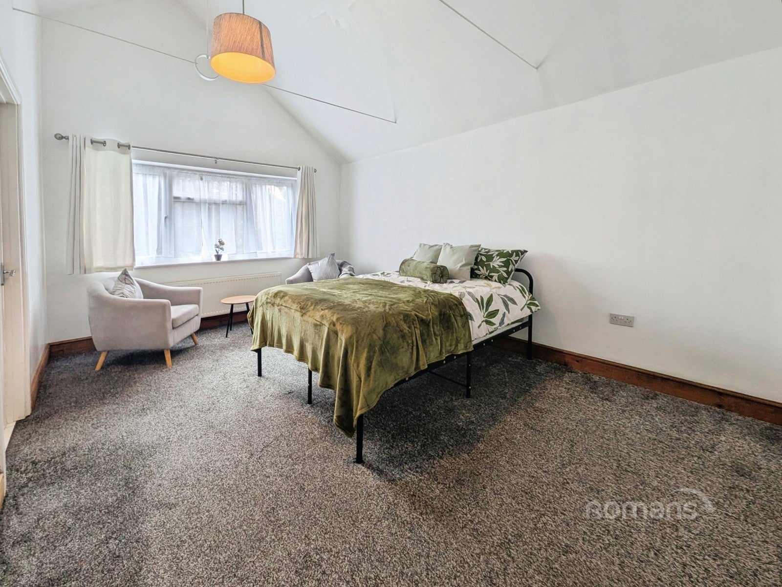 Room Hamesmoor Road in Surrey Heath