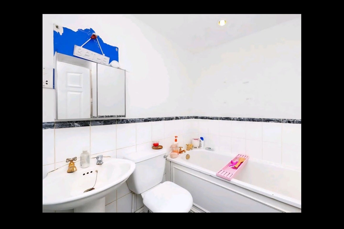 Room Hampton Close in Greater London