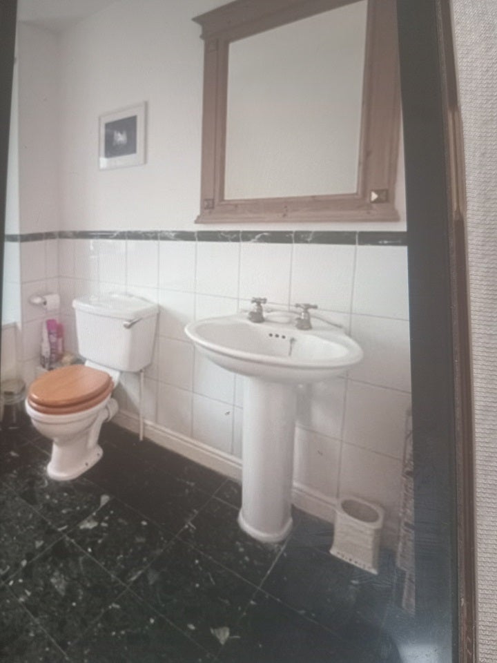 Room Hampton Close in Greater London