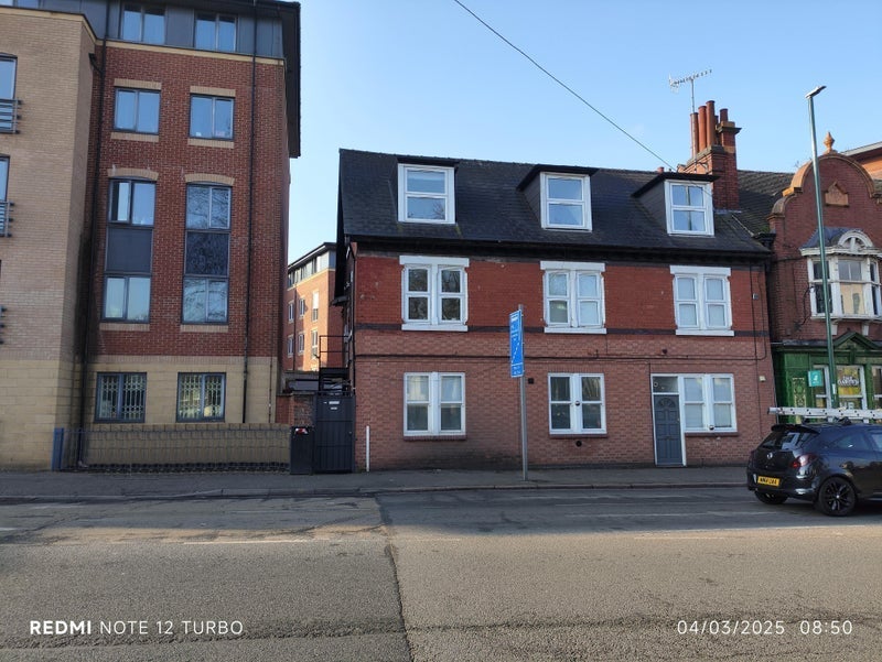 Flat Wollaton Road in Nottingham