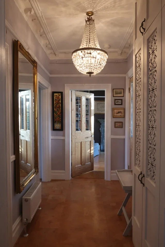 Flat Blythe Road in Greater London