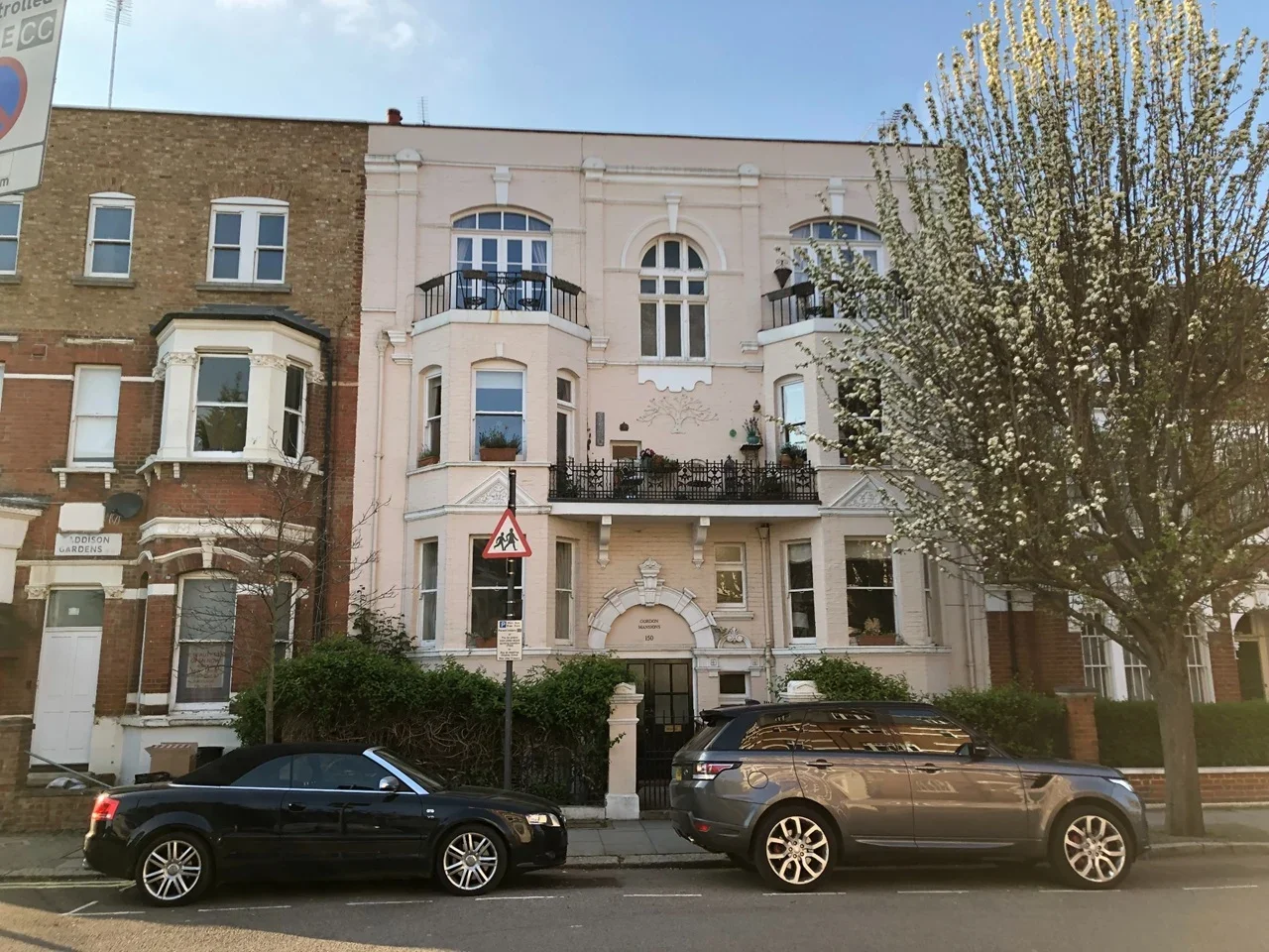 Flat Blythe Road in Greater London