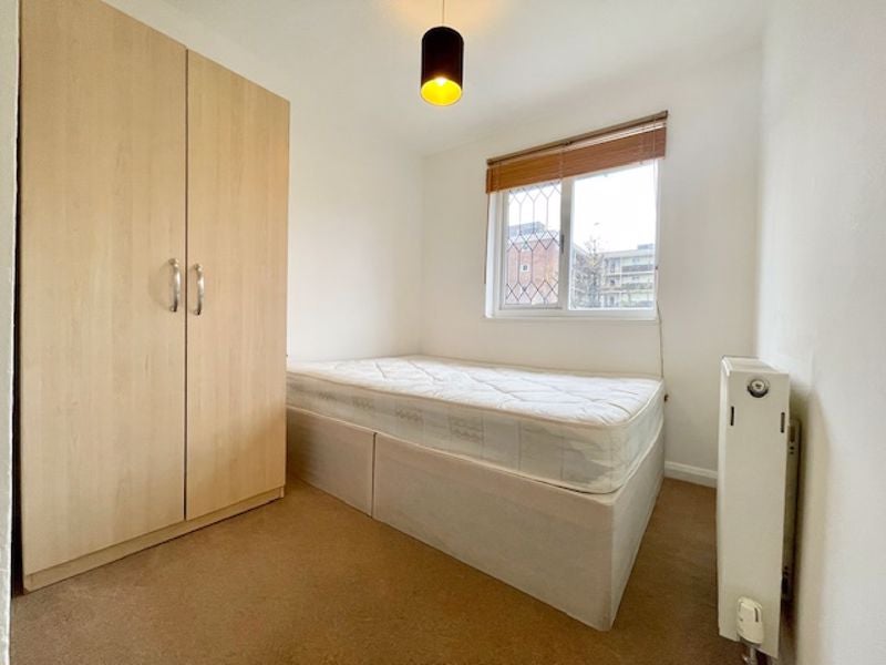 Flat Kinburn Street in Greater London