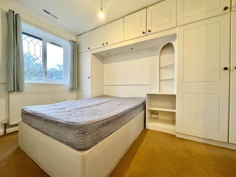 Flat Kinburn Street in Greater London
