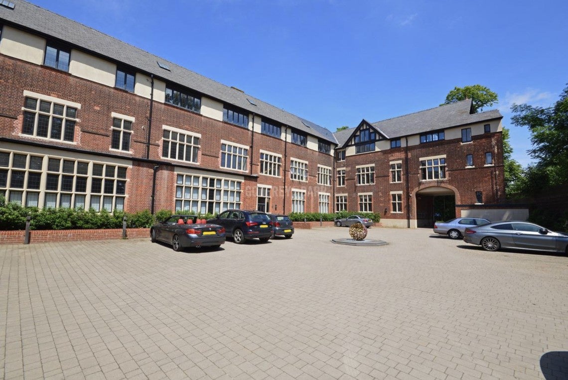 Flat The Ridgeway in Greater London