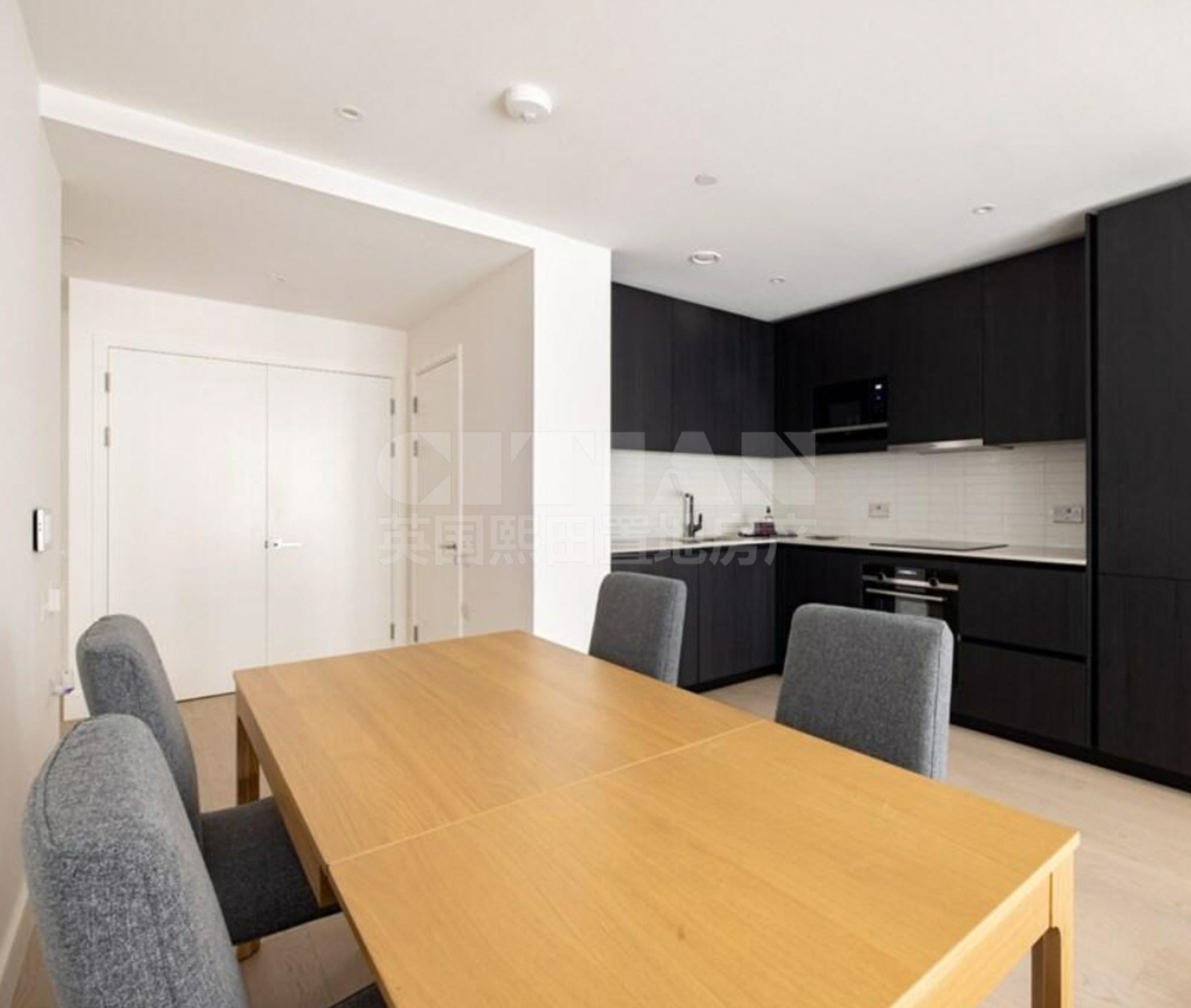 Flat Sayer Street in Greater London