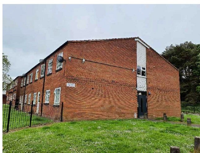 Flat Hailes Park Close in Wolverhampton