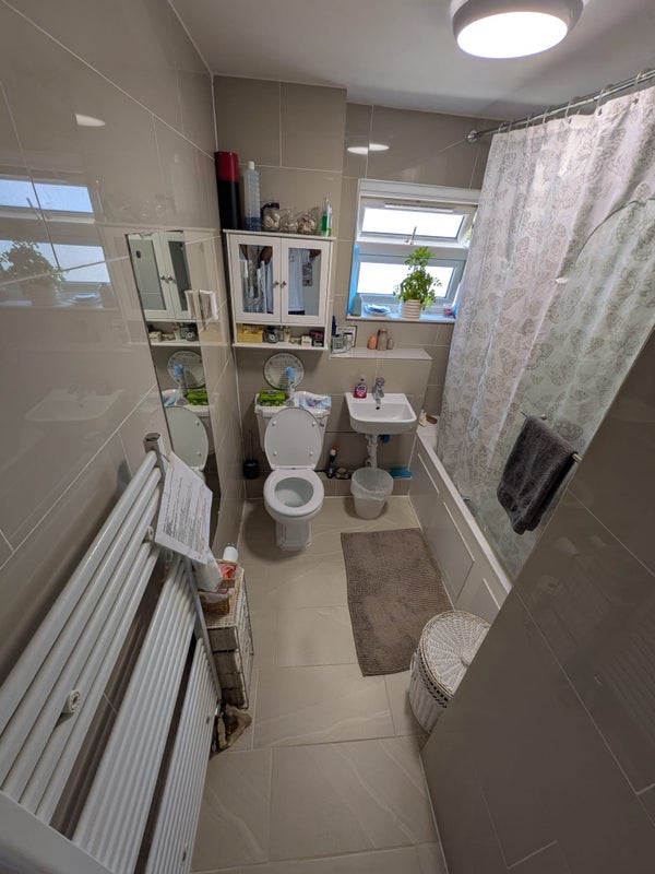 Room Acorn Way in Greater London