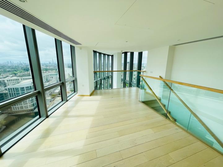 Flat Hertsmere Road in Greater London