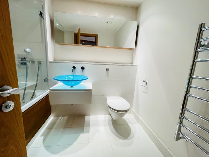 Flat Hertsmere Road in Greater London