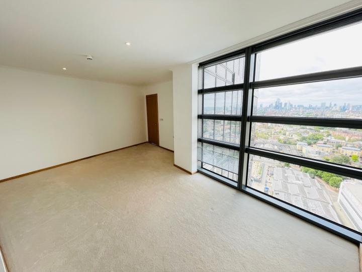 Flat Hertsmere Road in Greater London