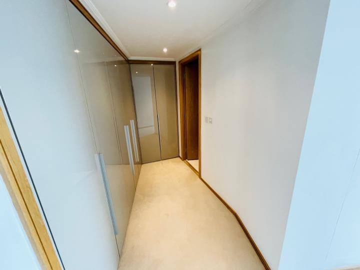 Flat Hertsmere Road in Greater London
