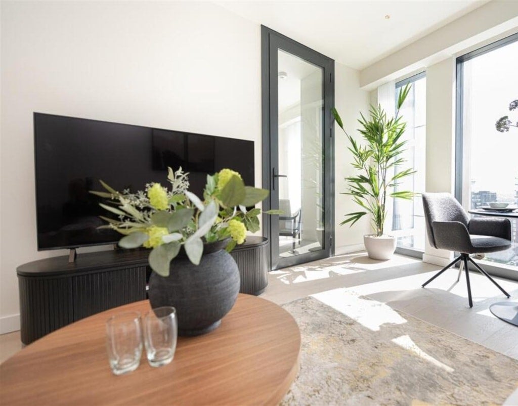Flat Nine Elms Lane in Greater London