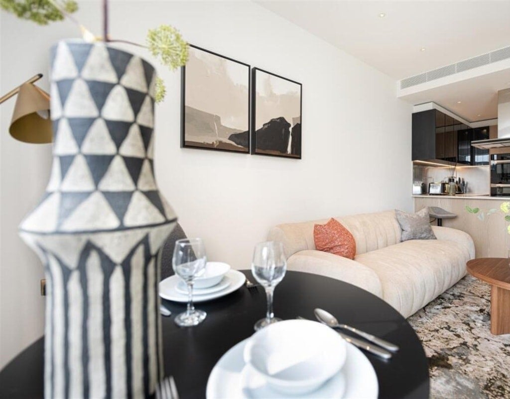 Flat Nine Elms Lane in Greater London