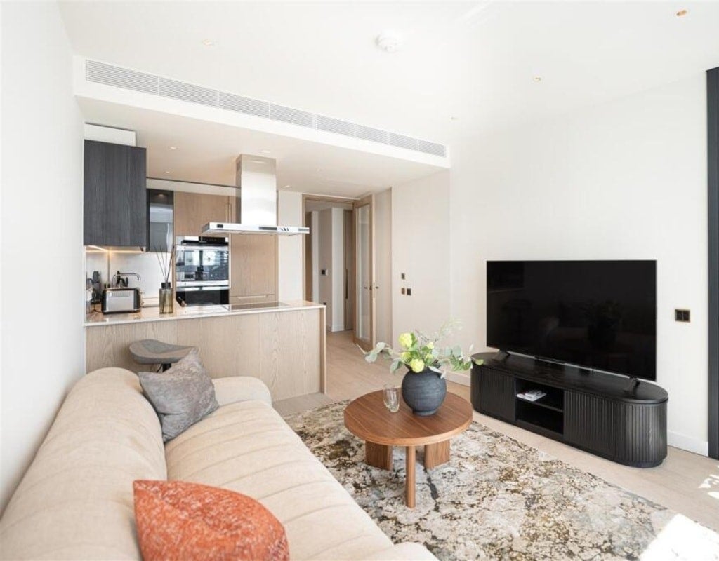 Flat Nine Elms Lane in Greater London