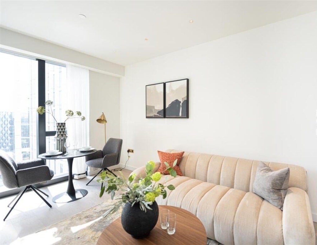 Flat Nine Elms Lane in Greater London
