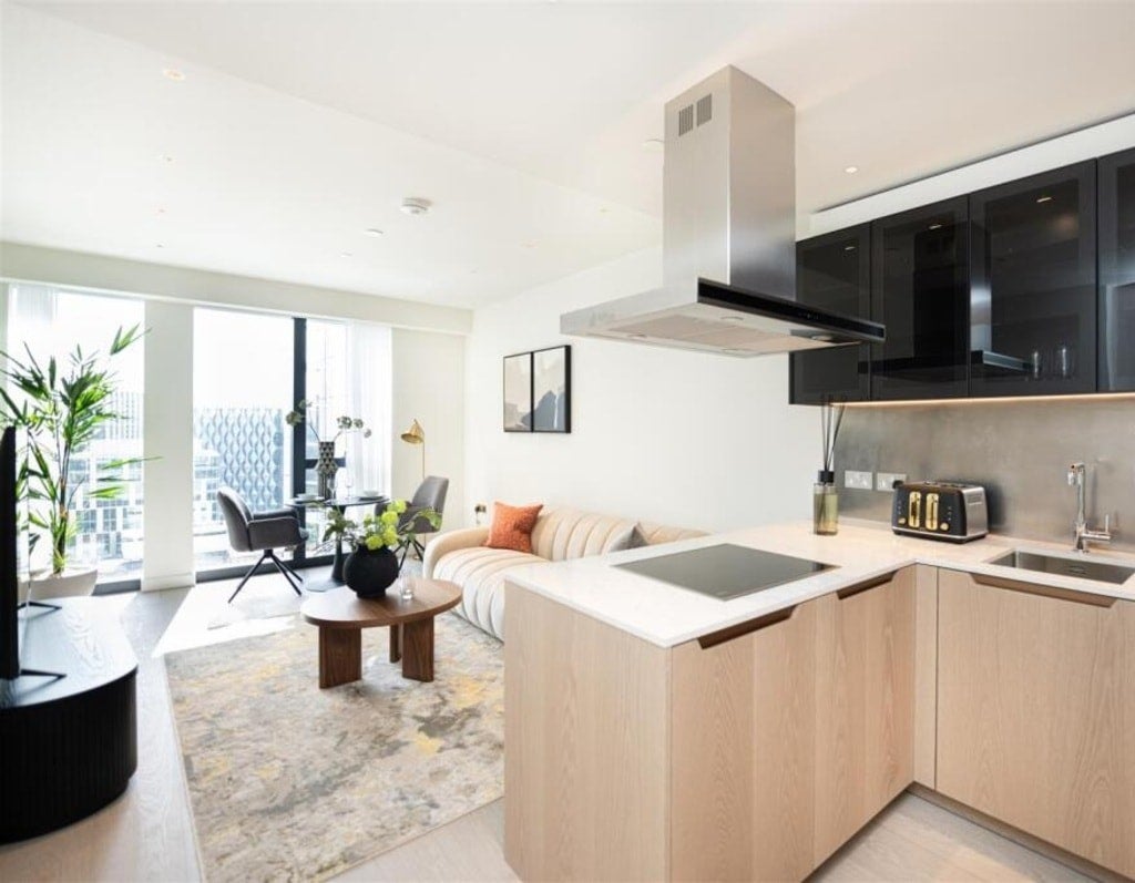 Flat Nine Elms Lane in Greater London